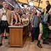 Dieter Reiter sticht das erste Oktoberfestfass an.