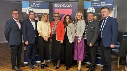 Fachbereichsversammlung Hotellerie des Dehoga Bayern (v. l.): Stellv. Fachbereichsvorsitzender Hotellerie und Vorsitzender der Fachabteilung Kur- und Bäderwesen Kai Tiemer, Fachbereichsvorsitzender Hotellerie Stefan Wild, DZT Julia Grundmann, Dehoga Bayern-Präsidentin Angela Inselkammer, DZT Sigrid de Mazières, Geschäftsführerin Bayern Tourismus Marketing GmbH Barbara Radomski, 2. Vizepräsident Dehoga Bayern Andreas Brunner, Bezirksgeschäftsführer Mittelfranken und Leiter der juristischen Abteilung Dr. Gerhard Engelmann.