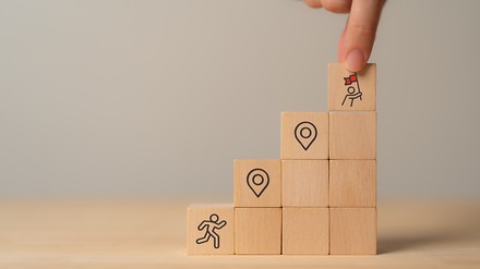 Karriereleiter in Holzstufen dargestellt