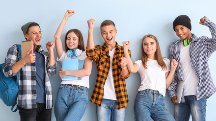 fünf junge Auszubildende jubeln