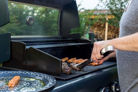 Ein Mann am Grill zugange