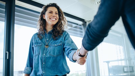 Bewerberin schüttelt lachend die Hand