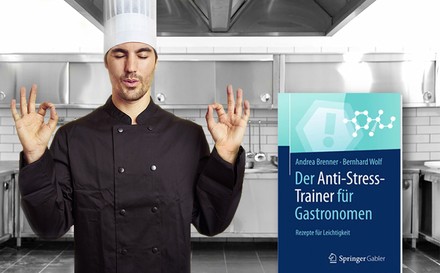 Koch meditiert in Küche