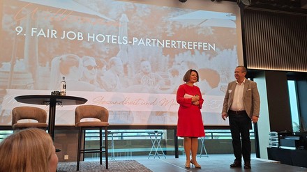 Katharina Darisse von Fair Job Hotels und Armin Meiser eröffneten gemeinsam das 9. Partnertreffen.