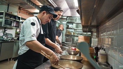 Junge Köche in einer Restaurantküche