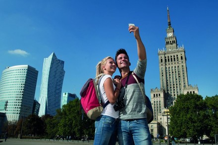 Mann und Frau schießen Selfie im Warschau Zentrum