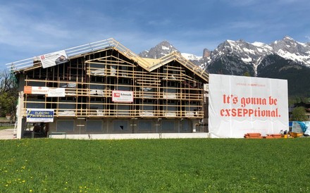 Das Hotel Sepp während des Baus von außen
