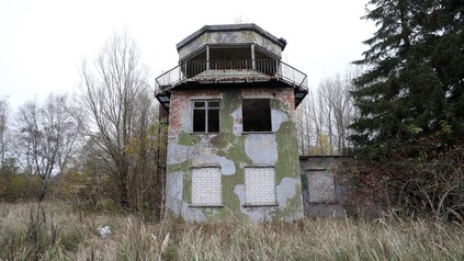 Tower des ehemaligen Militärflugplatzes Pütnitz