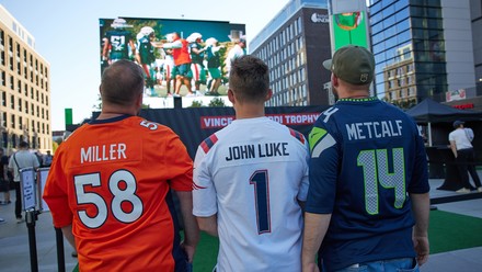 Fans verschiedener NFL-Teams beim NFL Experience Fan-Event