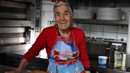 Angela Matarrese steht in der Restaurantküche vor ihrem Nudelteig