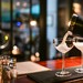 Cocktails auf dem Tresen der Bar Glasweise