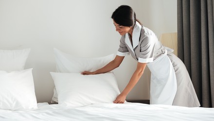 Zimmermädchen macht das Bett