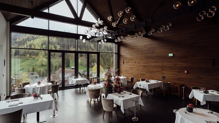 Schwarzwaldstube in der Traube Tonbach mit Blick ins Tonbachtal