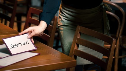 Kellnerin reserviert den Tisch