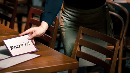 Kellnerin reserviert den Tisch