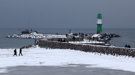 Leuchtturm Warnemünde im Schnee