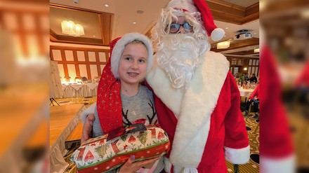 Kind neben Weihnachtsmann