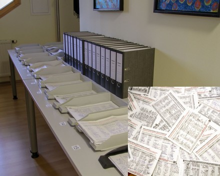 Aktenordner und Dokumente auf einem Tisch