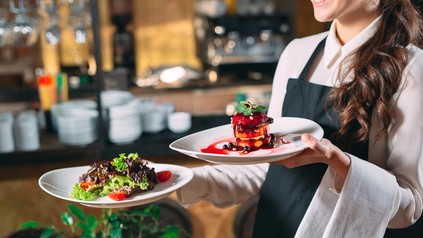 Eine Kellnerin im Restaurant