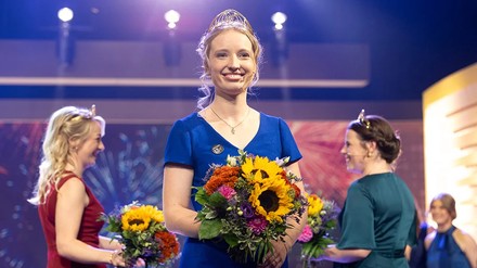 Anna Zenz mit Krone und Blumenstrauß auf der Bühne