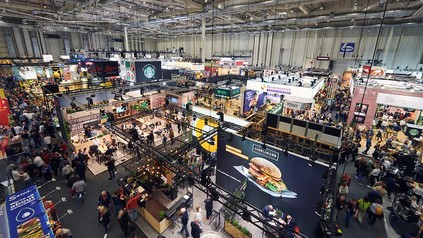 Besucher und Aussteller in einer voll besetzten Messehalle der Internorga 2025 in Hamburg.