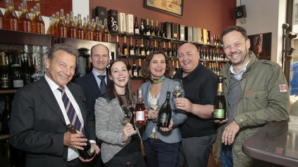 Rudolf Anzenhofer und eine gruppe Winzer