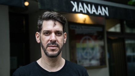 Inhaber Oz Ben David steht vor dem Restaurant Kanaan.