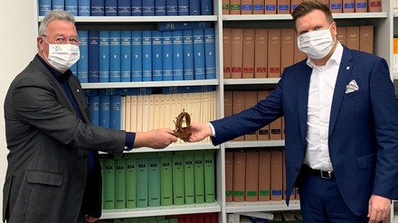 Lars Schwarz (r.) tritt die Nachfolge am Steuerrad der Vereinigung der Unternehmensverbände MV an und übernimmt von Thomas Lambusch. (Foto: © Dehoga MV)