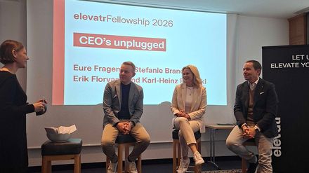 Panel „CEO’s unplugged“ mit drei Personen auf Hockern und Moderatorin vor Präsentationsfolie beim elevatrFellowship 2026.