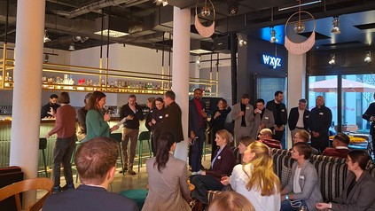 Teilnehmer beim Warm-up des elevatrFellowships 2026 in der W XYZ Bar im Aloft Munich, Networking in Bar-Atmosphäre.