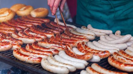 Bratwürste auf einem Grill