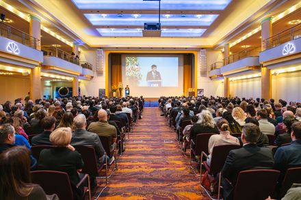 Tashi Takang (General Manager Grand Elysee Hotel Hamburg) spricht zu den Gästen.