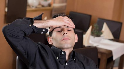 Gastronom fasst sich an den Kopf