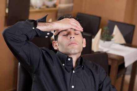 Gastronom fasst sich an den Kopf