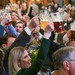 Gäste erheben beim Starkbieranstich der Giesinger Brauerei auf dem Firmengelände die Bierkrüge.