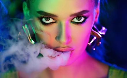 Eine Frau, die raucht