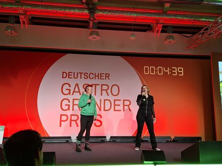 Katja Kaminski mit ihrer Freundin auf der Internorga-Bühne