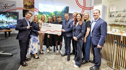 Von links nach rechts: Andreas Winkelhofer (Geschäftsführer Oberösterreich Tourismus), Barbara Radomski (Geschäftsführerin Bayern Tourismus Marketing GmbH), Christine Schönhuber (Geschäftsführerin Tourismus Marketing GmbH Baden-Württemberg), Petra Hedorfer (Vorsitzende des Vorstandes Deutsche Zentrale für Tourismus), Krisztina Henyecz (Head of Business Development, Visit Hungary), Astrid Steharnig-Staudinger (Geschäftsführerin Österreich Werbung), Markus Achleitner (Wirtschaftslandesrat Oberösterreich), Michael Duscher (Geschäftsführer Niederösterreich Werbung), Petra Riffert (Geschäftsführerin Donauregion Oberösterreich), Marie-Louise Schnurpfeil (Geschäftsführerin Linz Tourismus), Bernhard Schröder (Geschäftsführer Donau Niederösterreich Tourismus).