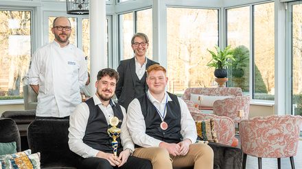 Küchendirektor Christian Braun, Schulungs- und Ausbildungskoordinatorin Cornelia Frick, Azubi Patrick Decker und Azubi Magnus Martius