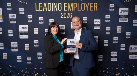 Andreas Brunner und Sarah Makar nehmen stellvertretend den Award „Leading Employer 2026“ für die Motel One Group entgegen.