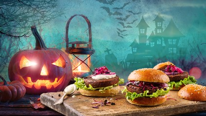 Ein Insektenburger vor einer Halloween-Kulisse