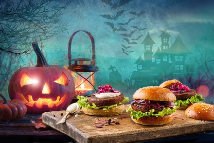 Ein Insektenburger vor einer Halloween-Kulisse