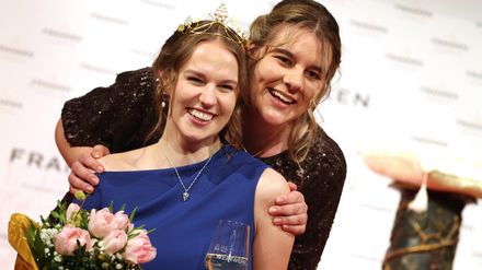 Angelina Seiler sitzt nach ihrer Wahl zur Fränkischen Weinkönigin vor ihrer Vorgängerin Antonia Kraiß auf der Bühne.