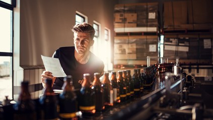 ein Brauer in einer Brauerei