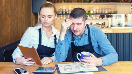 Gastronomen bei der Abrechnung