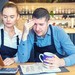 Gastronomen bei der Abrechnung