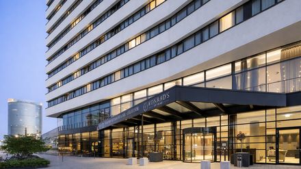 Außenansicht des Hotels am Platz der Vereinten Nationen in Bonn direkt am Rhein