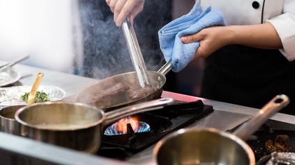 Kochen auf dem Gasherd im Restaurant
