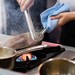 Kochen auf dem Gasherd im Restaurant