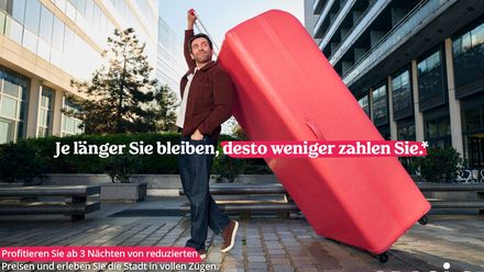Die neue Adagio-Kampagne mit einem großen roten Koffer